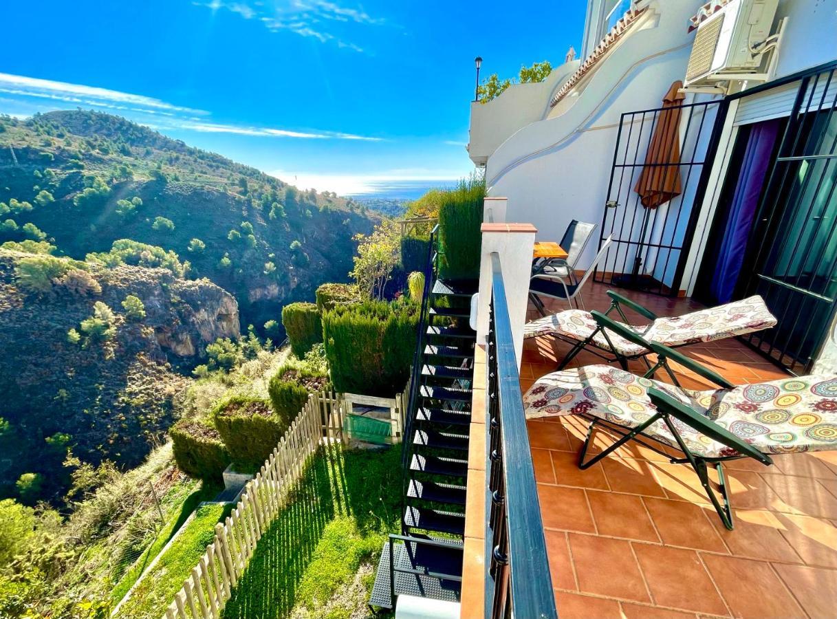 Apartamentos Axarquia 1, terraza privada con vistas a la montaña rio y al mar Frigiliana Exterior foto